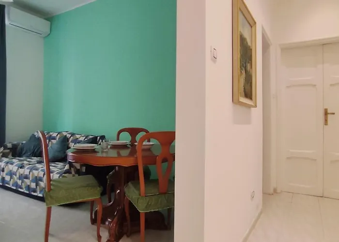 Ippolito Nievo Flat A Trastevere דירה *